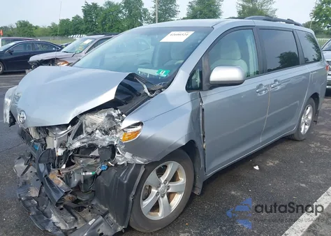 2014 Toyota Sienna Le V6 8 Passenger z USA, uszkodzony, nr VIN 5TDKK3DC7ES454114